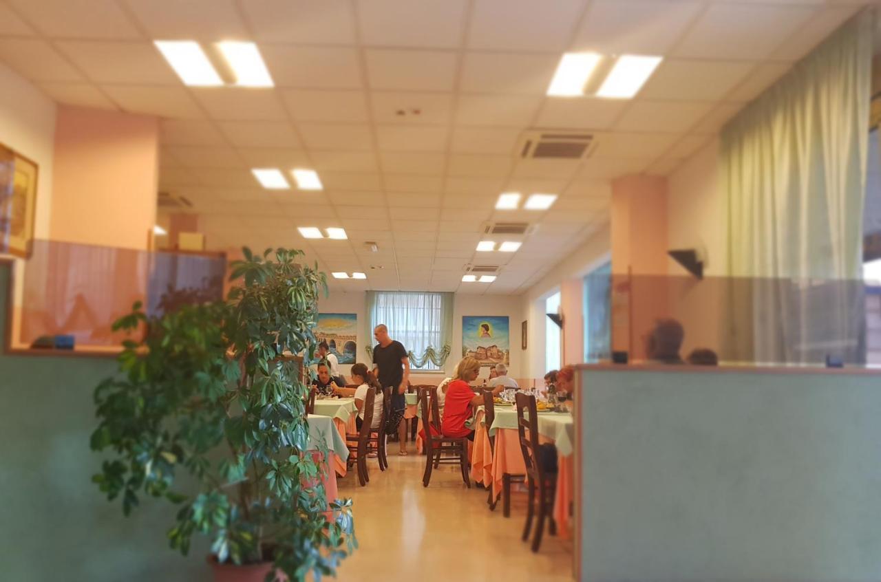 Hotel Romantica Rimini Eksteriør bilde